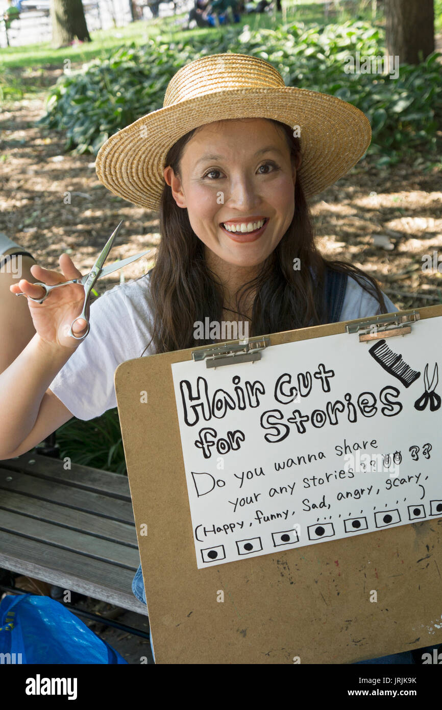 Einen attraktiven japanischen Friseur im Urlaub bietet einen kostenlosen Haarschnitt im Austausch für Geschichten. Im Washington Square Park in Greenwich Village, NEW YORK CITY. Stockfoto