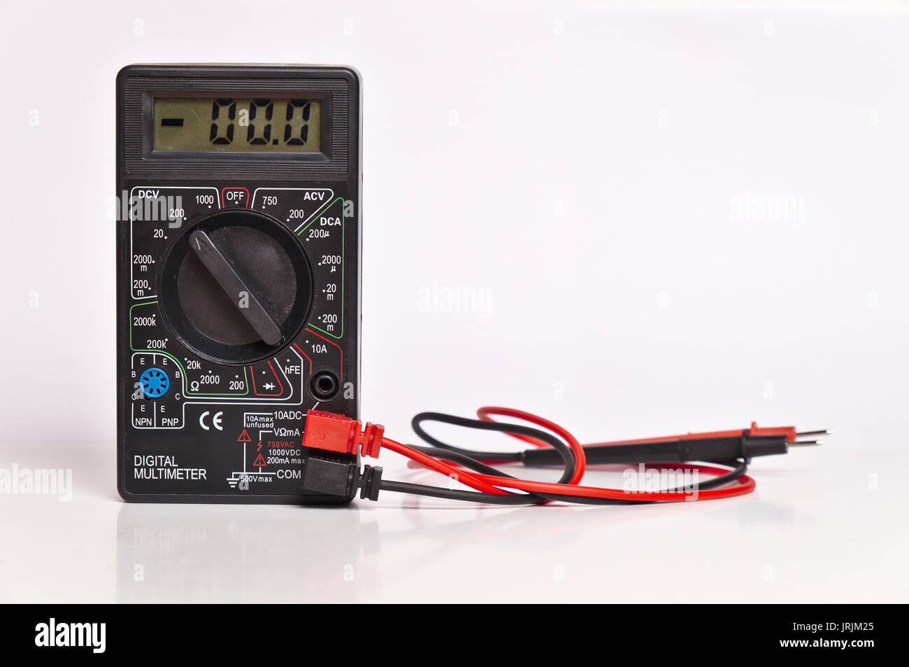 Digitales Multimeter in schwarzer Farbe Gehäuse mit angeschlossenen Kabeln Stockfoto