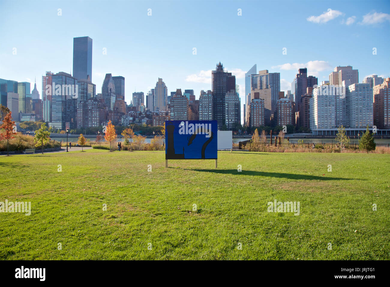 Kunst Installation auf Roosevelt Island mit der Manhattan Skyline im Hintergrund in New York, NY, USA. Stockfoto