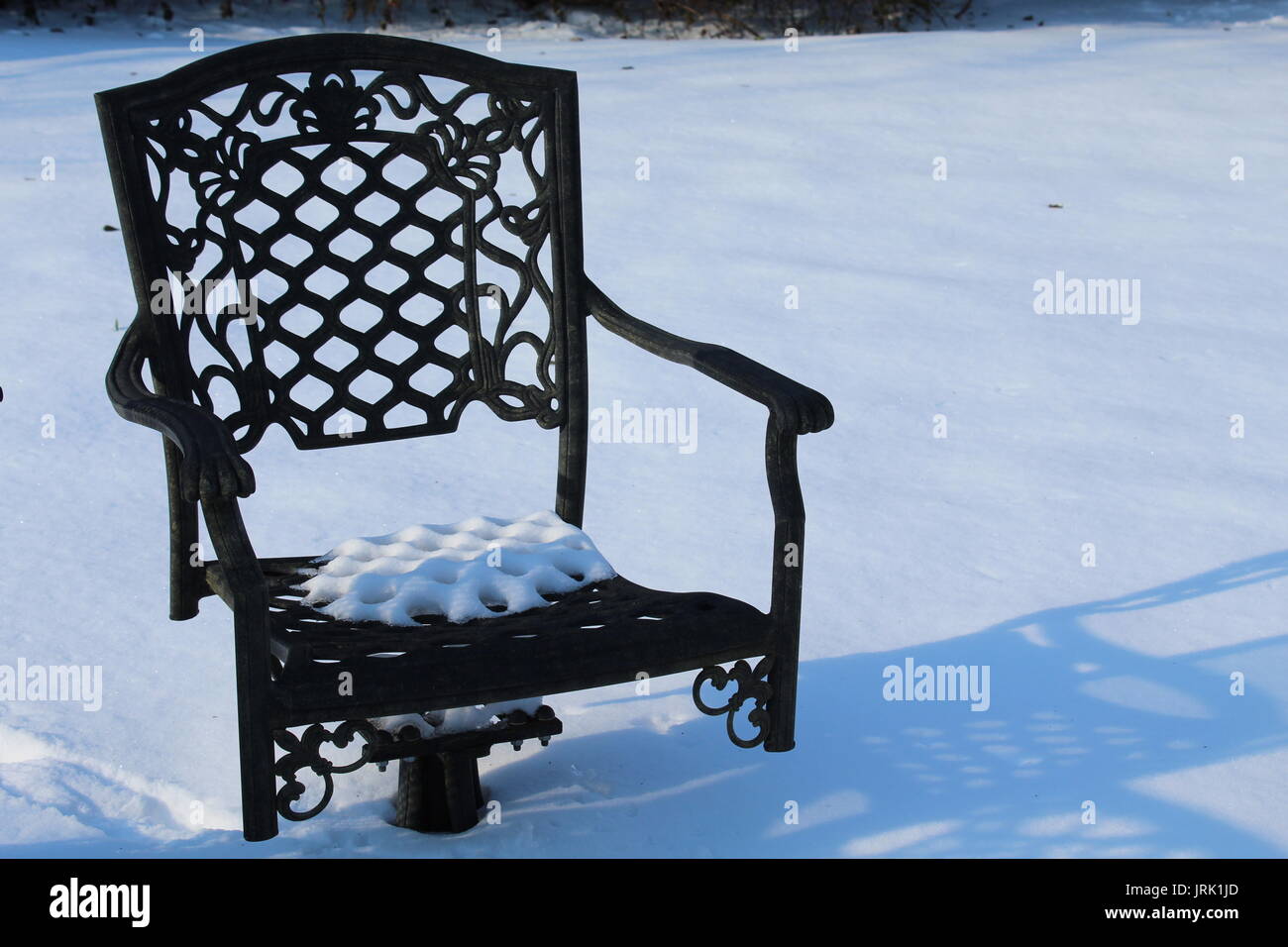 Stuhl im Schnee Stockfotografie - Alamy