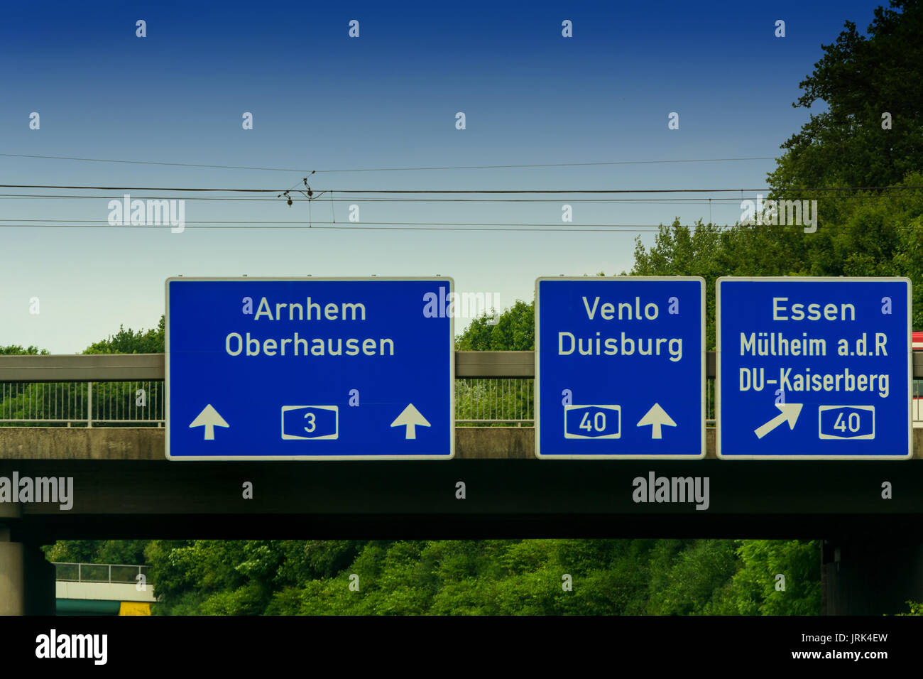 Autobahn-Schild, direktionale unterzeichnen auf der Autobahn A 3, Richtung Venlo, Duisburg, Essen, Mülheim an der Ruhr, Oberhausen, Arnheim und Autobahn überqueren Ka Stockfoto