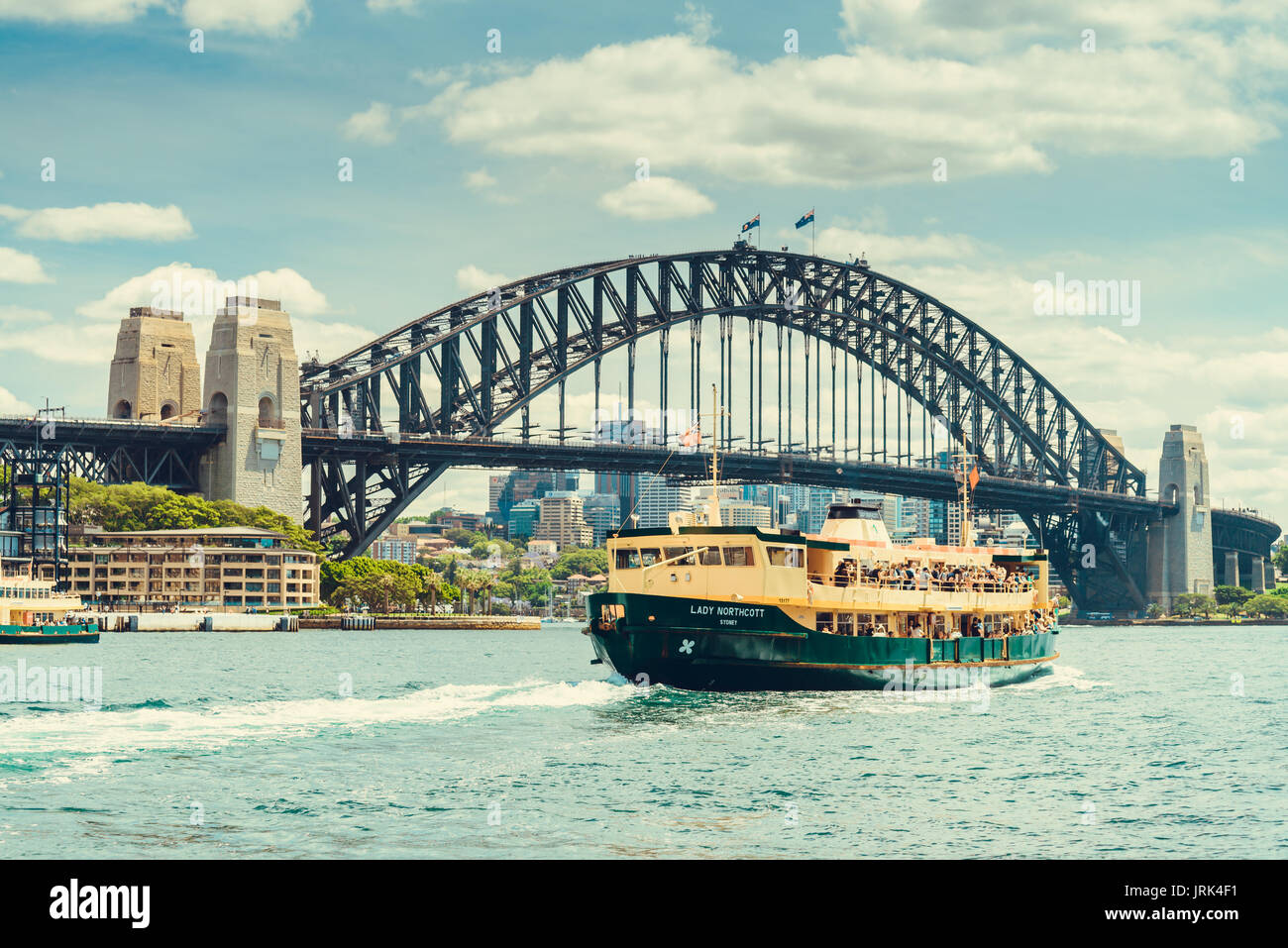 Sydney, Australien - 9 November, 2015: Lady Northcott Fähre mit Menschen an Bord Ankunft am Cirqular Quay in der Nähe von Harbour Bridge an einem warmen sonnigen Abend Stockfoto