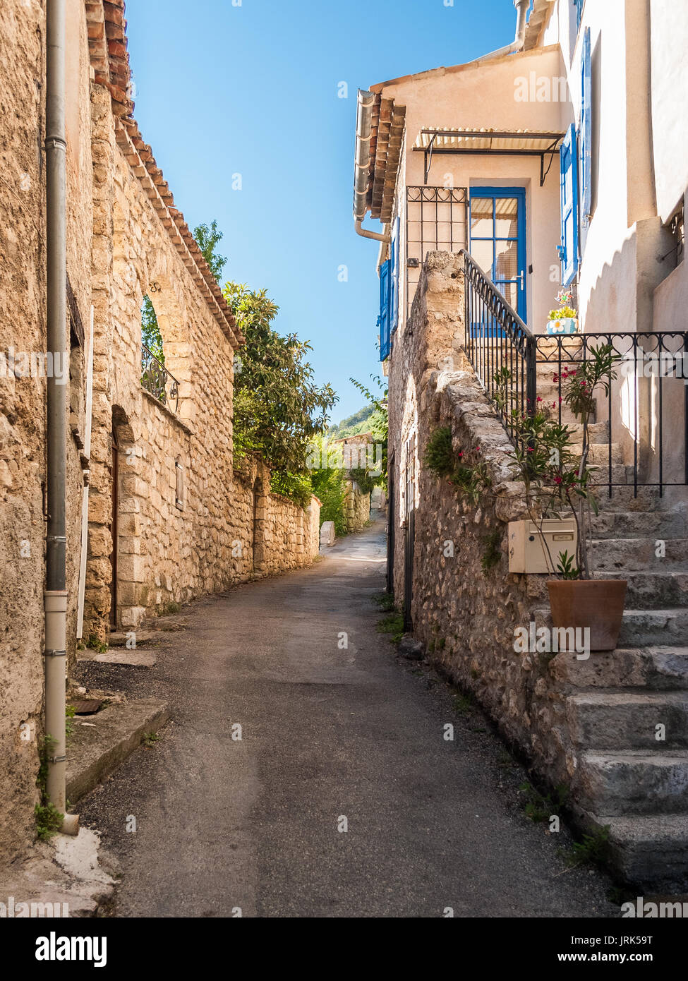 Blick von der Straße auf Moustiers-Sainte-Marie, eine kleine Stadt in der Provence (Frankreich) Stockfoto