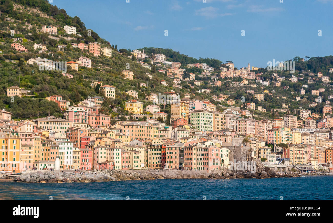 Die Stadt Camogli, in der Nähe von Genua, vom Meer aus gesehen Stockfoto