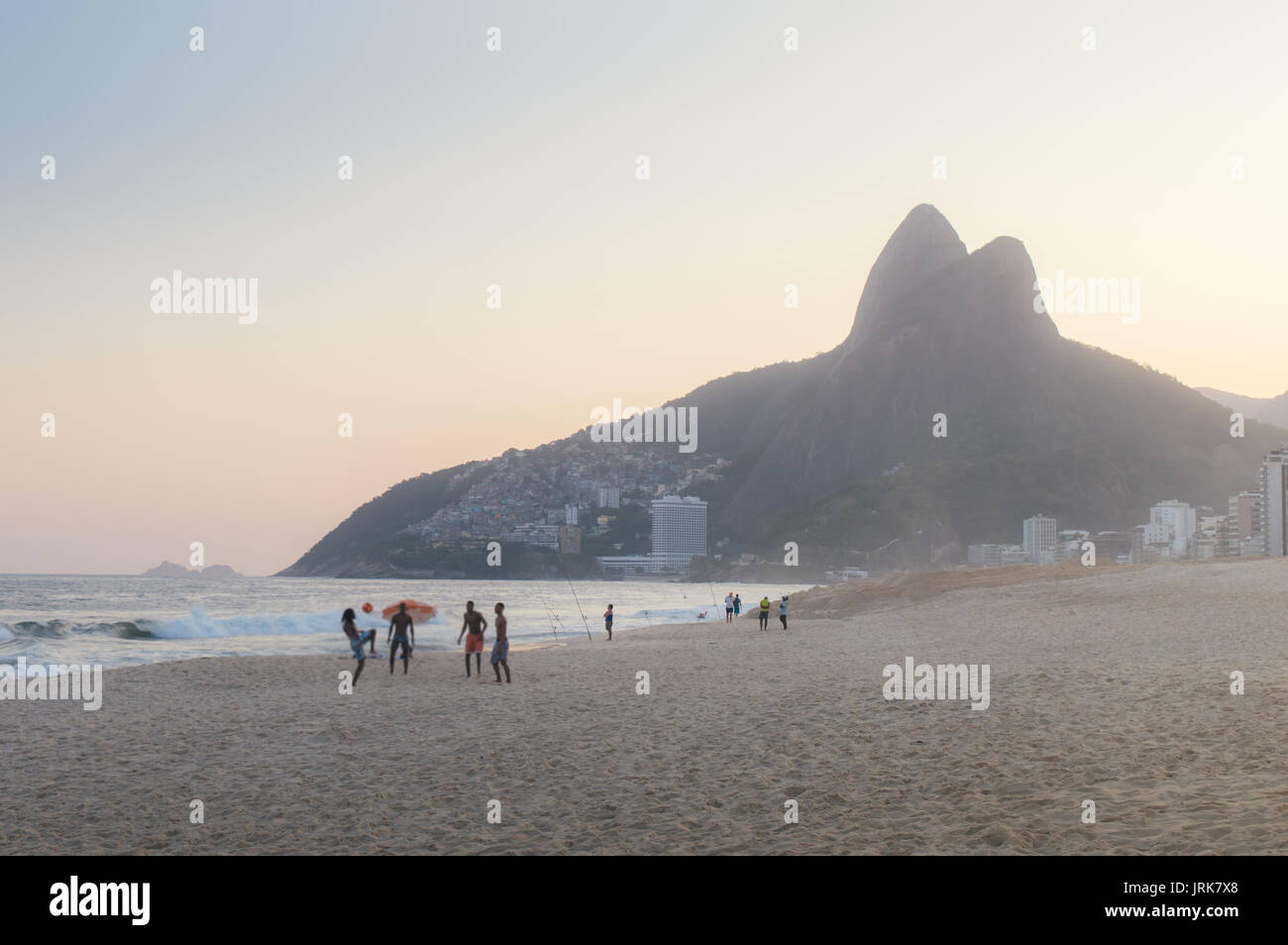 Ipanema Beach in Rio de Janeiro, Brasilien Fußball am Strand bei Sonnenuntergang Stockfoto