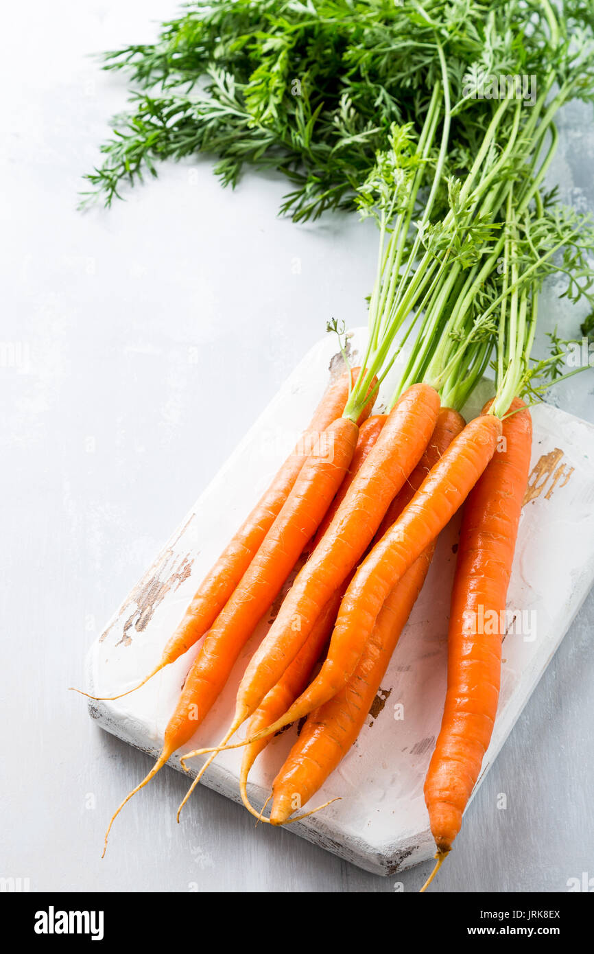 Frische Karotten auf Holzbrett Stockfoto