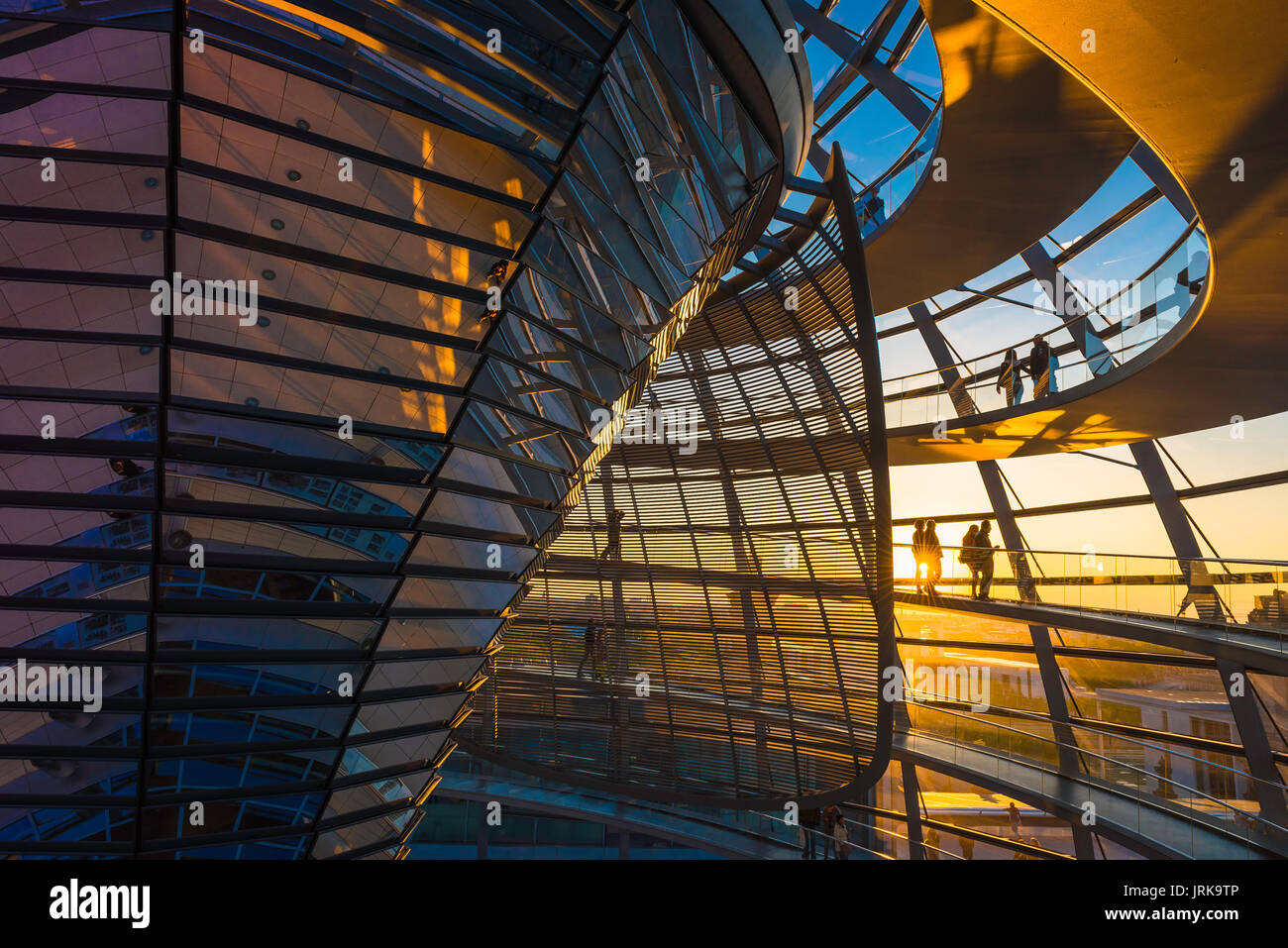 Berliner Reichstagsgebäude, ein Berliner Sonnenuntergang, der von Touristen aus der Glaskuppel auf dem Dach des Reichstagsgebäudes, Berlin, Deutschland, betrachtet wird. Stockfoto
