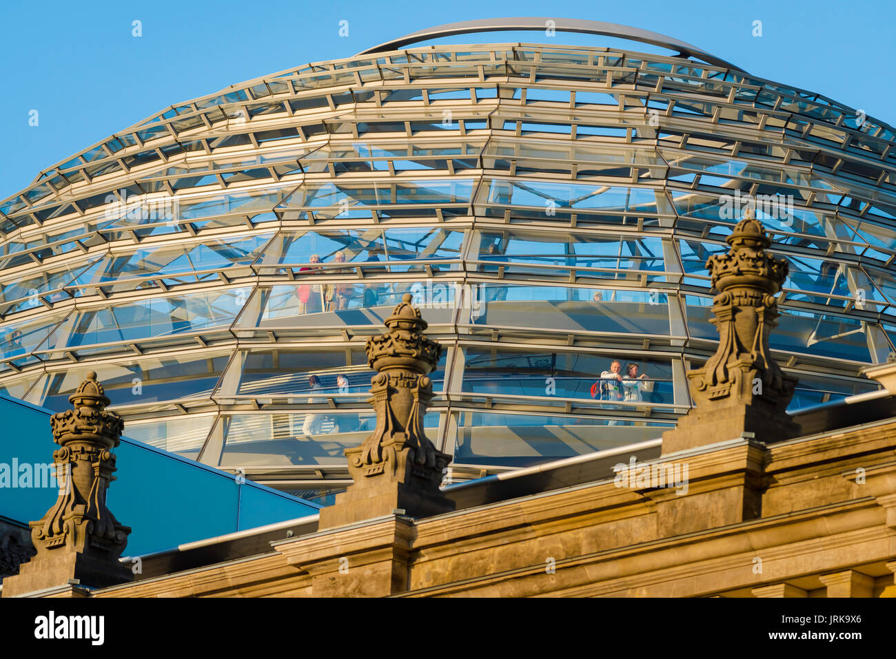 Berliner Reichstagskuppel, Blick auf Touristen in der Glaskuppel auf dem Dach des Reichstagsgebäudes mit Blick auf die Stadt Berlin, Deutschland. Stockfoto