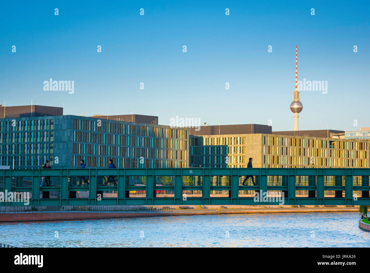 Berlin Stadtbild mitte, Blick auf Fußgänger, die über die Gustav Heinemann Brücke über die Spree im Zentrum Berlins gehen. Stockfoto