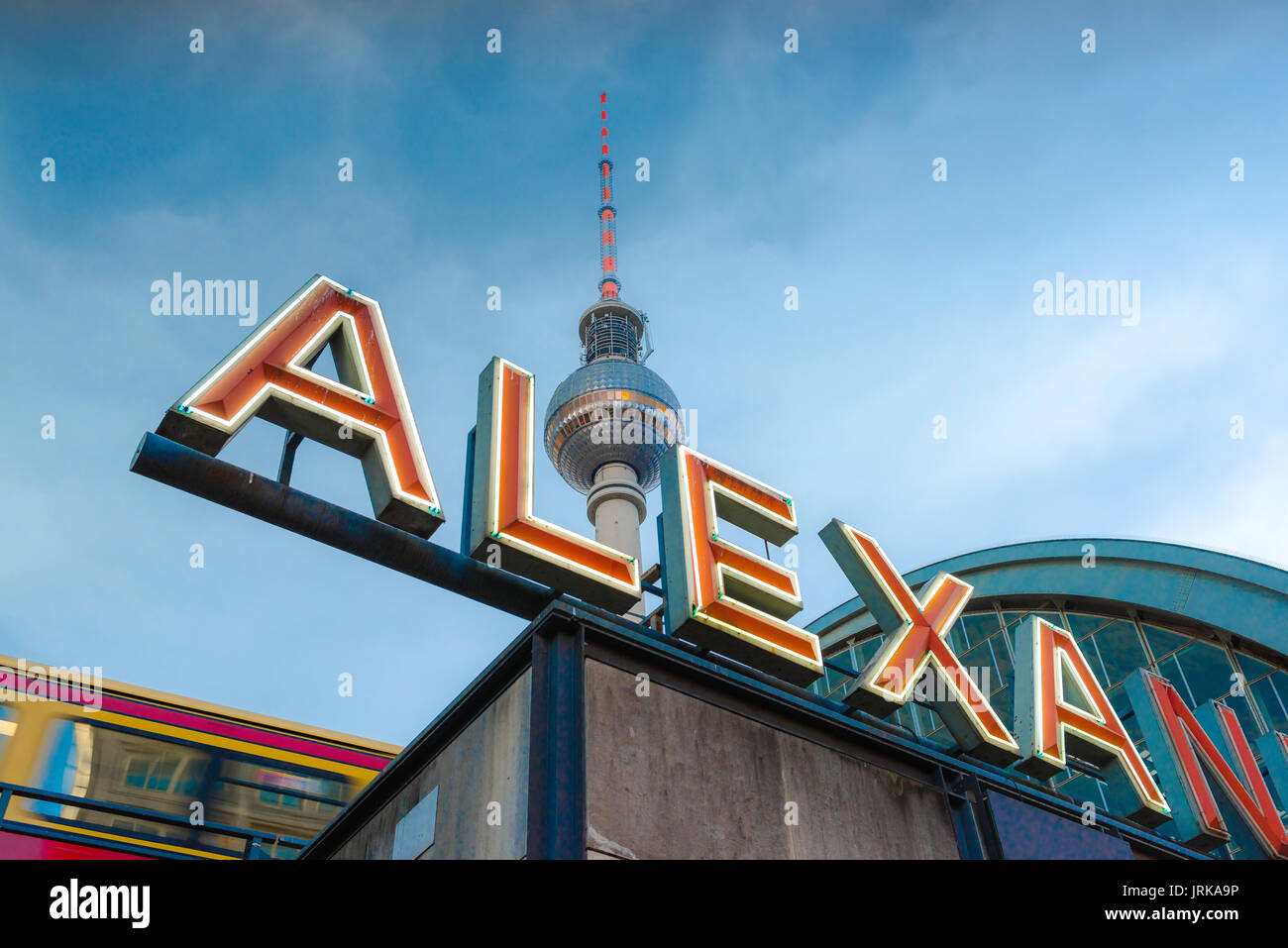 Berlin Alexanderplatz, Blick auf das berühmte rote Neonschild am Alexanderplatz Bahnhof im Zentrum von Berlin, Deutschland. Stockfoto