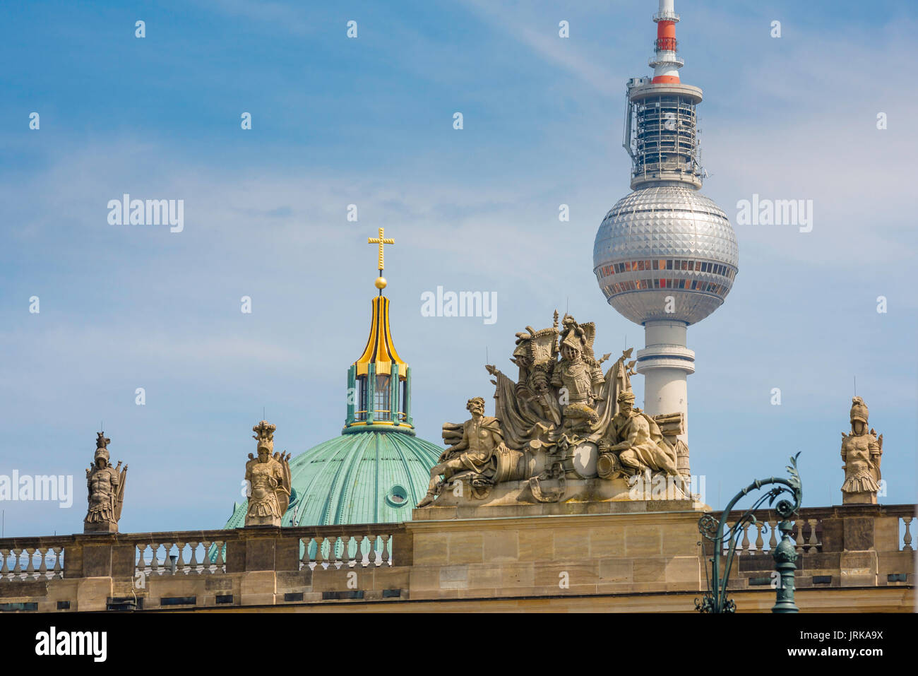 Berliner Skyline, Blick auf die kontrastierenden Architekturstile des Zeughauses, des Berliner Doms und des Fernsehturms, Mitte, Berlin, Deutschland Stockfoto
