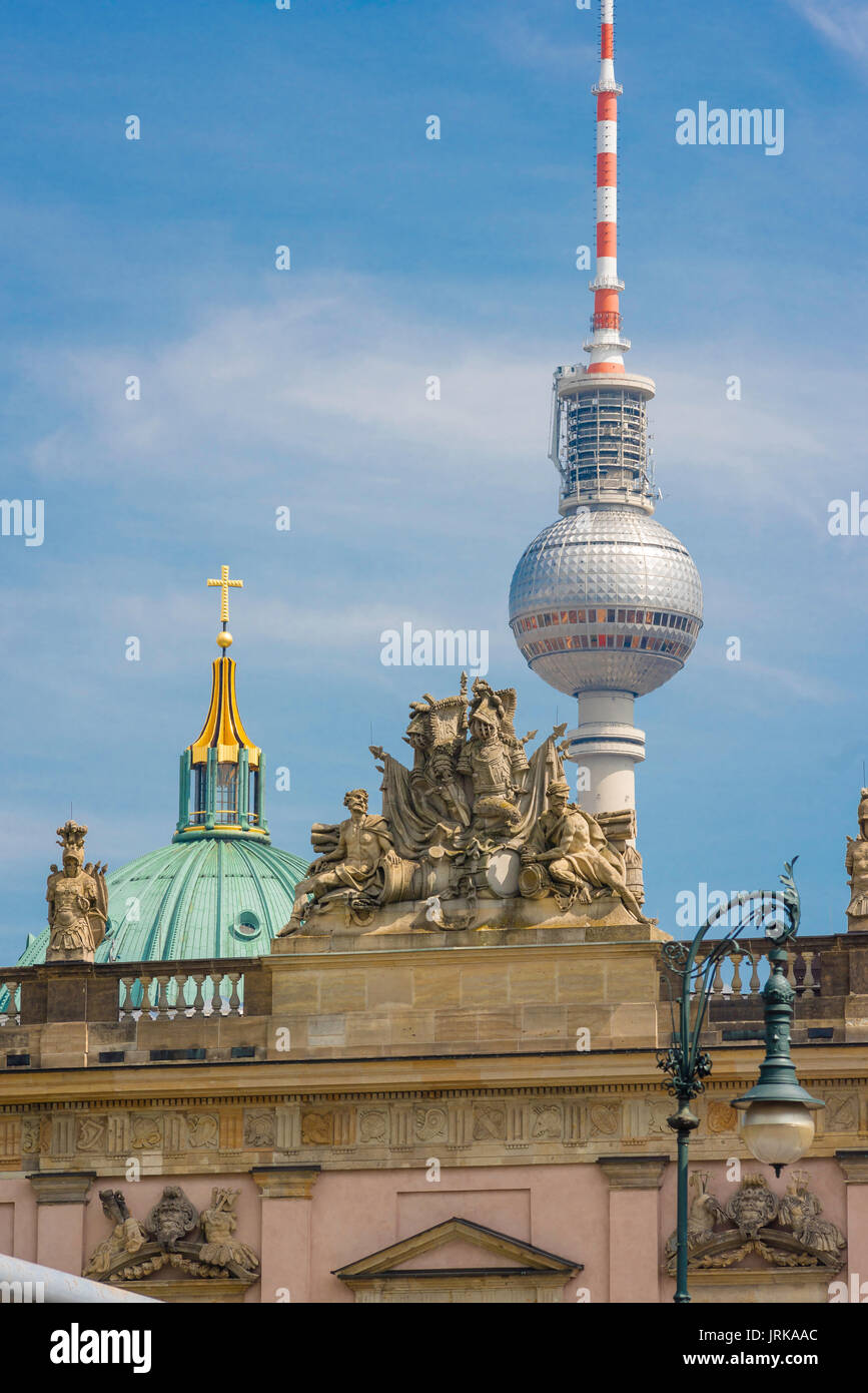 Berliner Skyline, Blick auf die kontrastierenden Architekturstile des Zeughauses, des Berliner Doms und des Fernsehturms, Mitte, Berlin, Deutschland Stockfoto