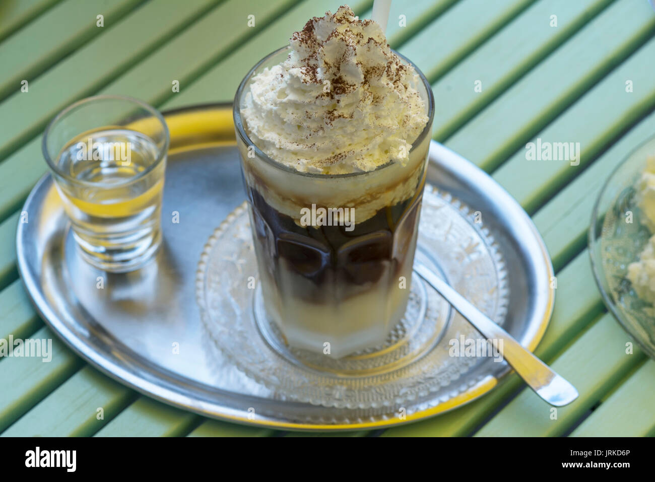 Eiskaffee mit Sahne auf einem silbernen Tablett Stockfoto