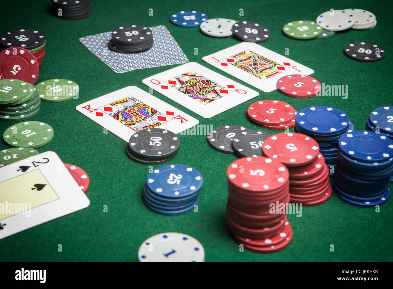 Karten Poker Deck Englisch, Poker Spiel interessant mit einer möglichen Kombination auf grünem Hintergrund Stockfoto
