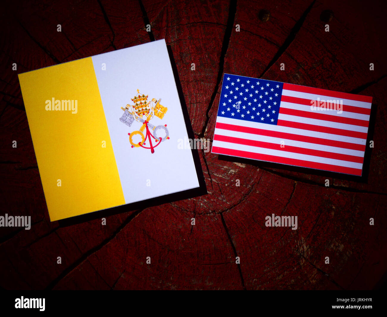 Vatikan Flagge mit USA-Flagge auf einem Baumstumpf isoliert Stockfoto