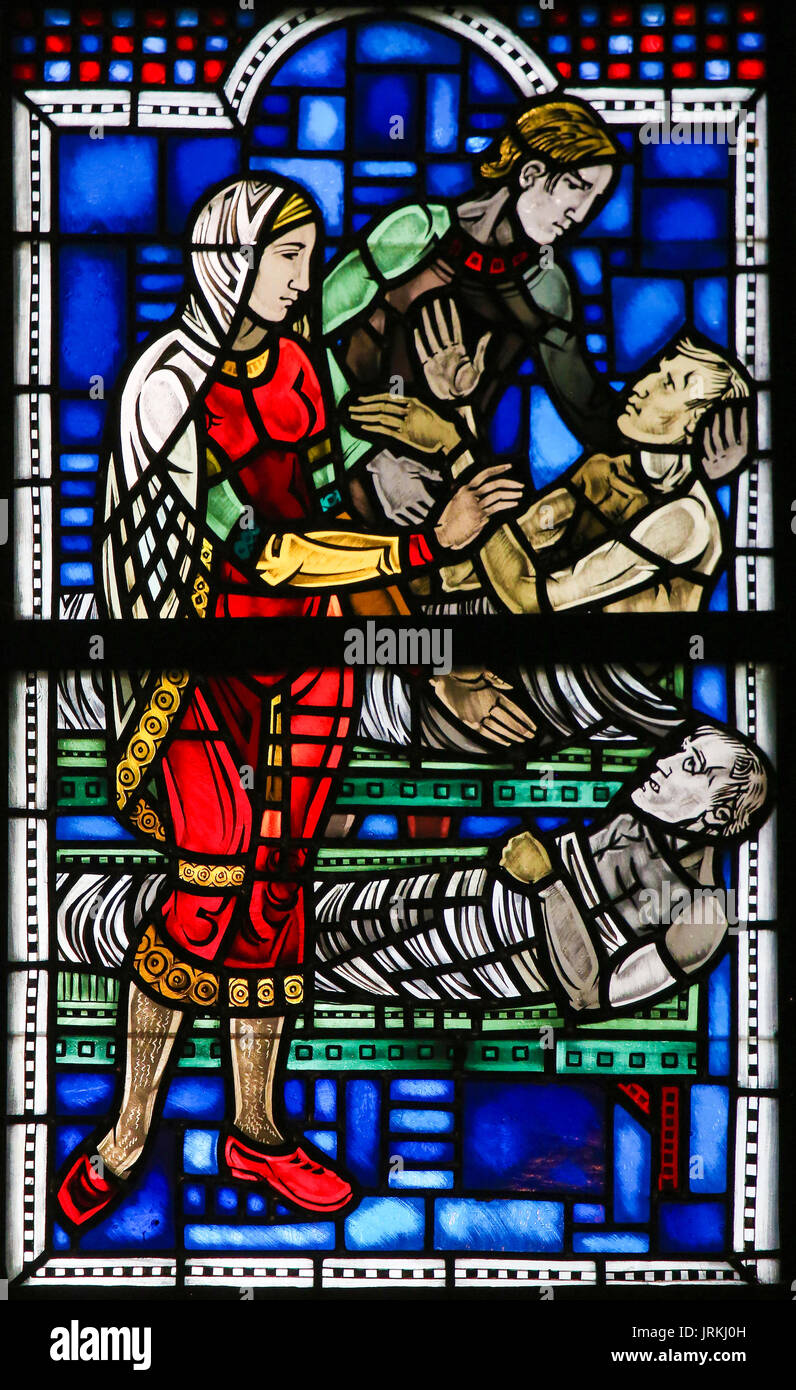 Glasmalereien in Wormser Dom in Worms, Deutschland, Darstellung der Werke der Barmherzigkeit, hier: die Kranken besuchen Stockfoto