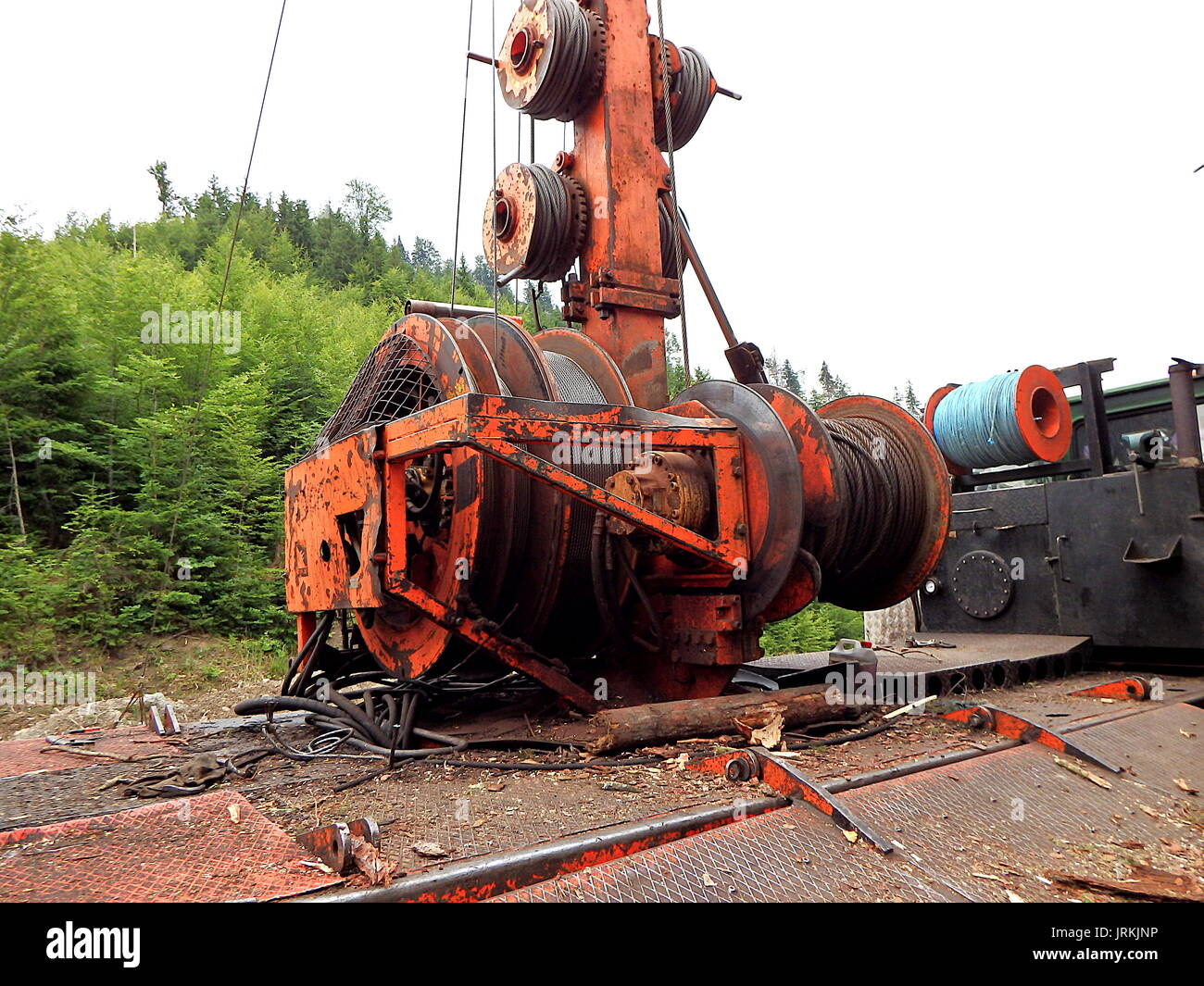 Seilbahn zum Transport von Schnittholz Stockfoto