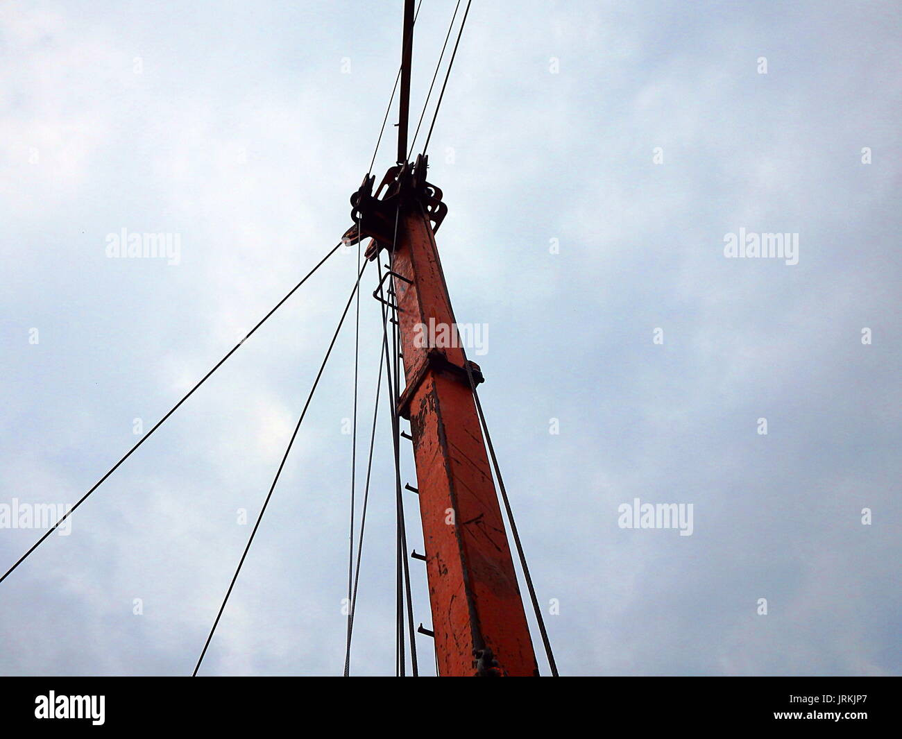 Seilbahn zum Transport von Schnittholz Stockfoto