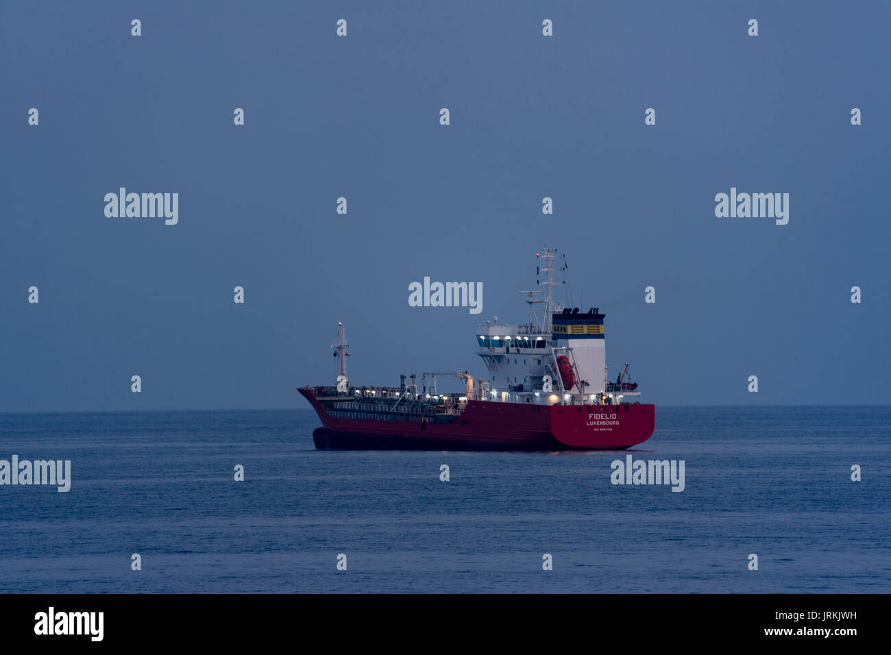 Frachter vor der Küste von Tarragona, Spanien 2017 Stockfoto