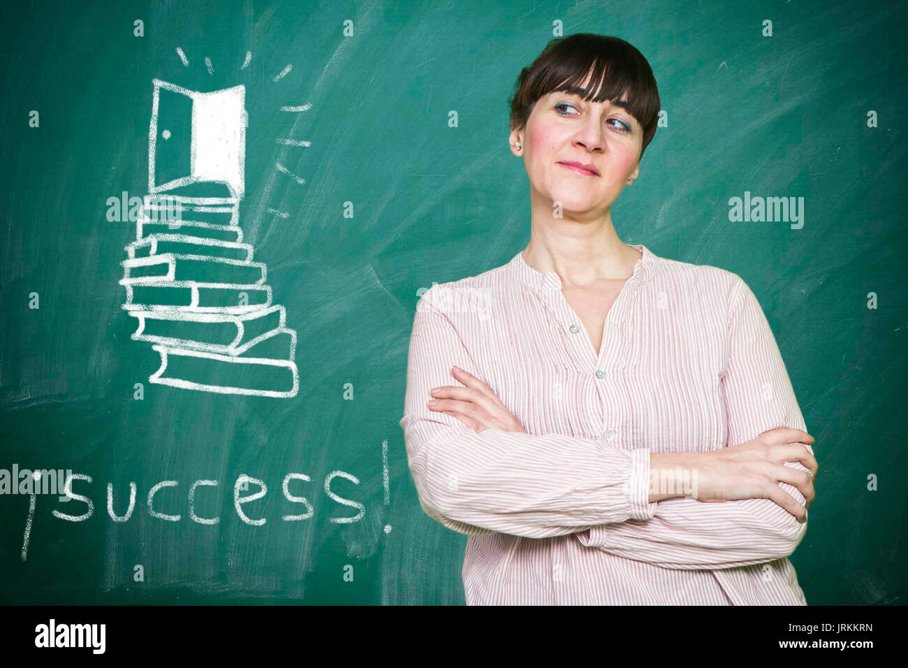 Frau lächelt schreibt auf einer Tafel das Konzept der Erfolg Stockfoto
