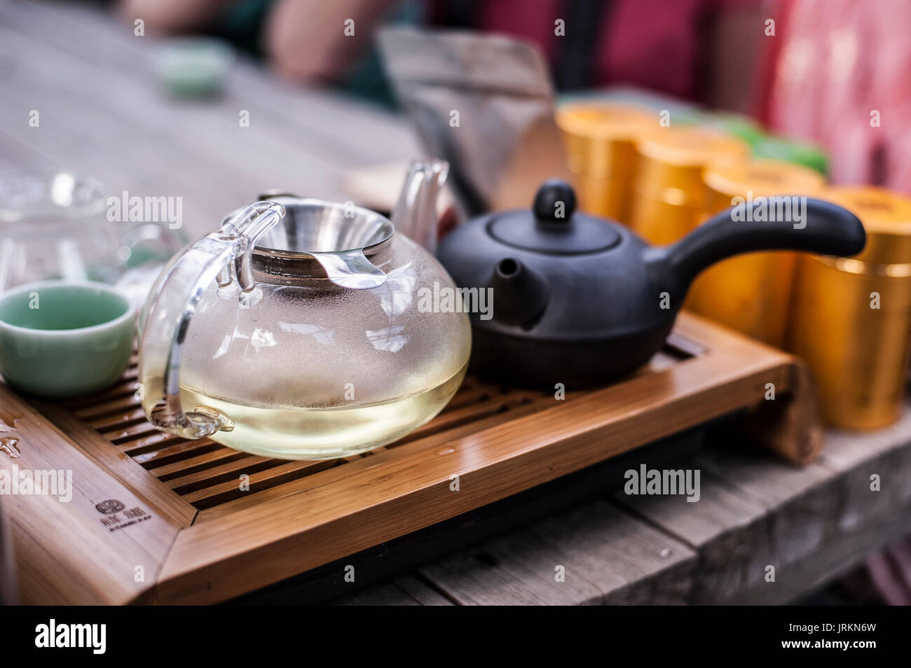Traditionelle chinesische Teezeremonie - Chinesische Ton und Glas Tee Töpfe mit grünem Tee Stockfoto