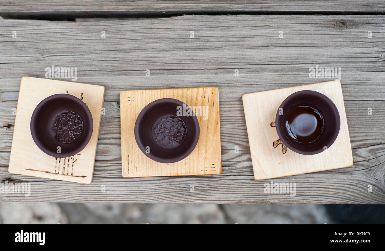 Traditionelle chinesische Teezeremonie - Chinesische Ton Kaffee Tassen auf hölzernen Tisch Stockfoto