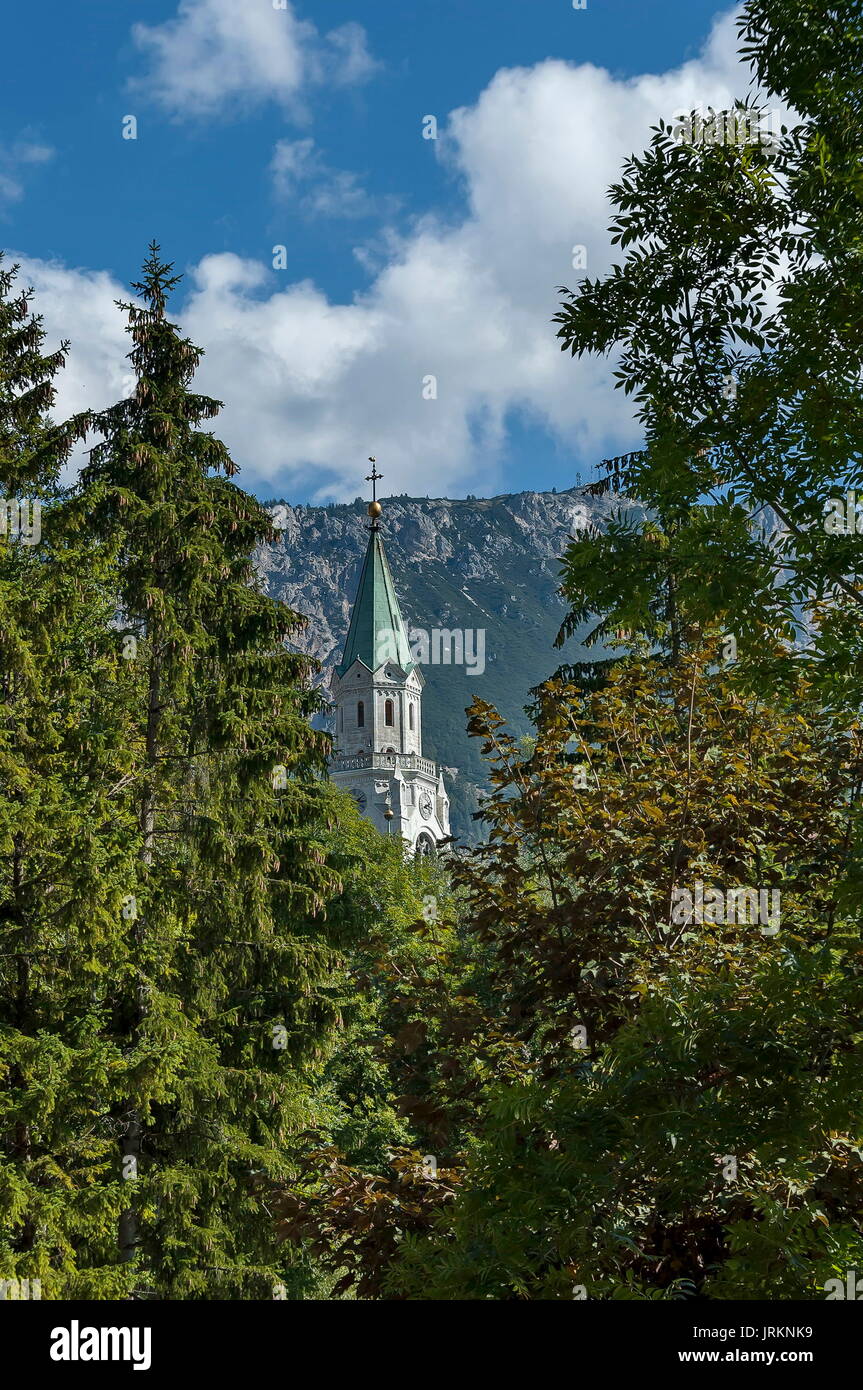 Herbstliche corso Italia, der Kirche oder Synagoge im Zentrum von Cortina d'Ampezzo, Dolomiten, Alpen, Venetien, Italien, Europa Stockfoto