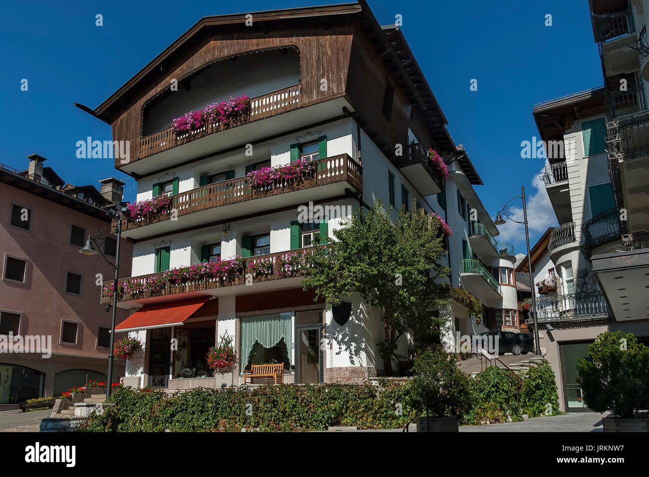 Herbstliche Corso Italia, der Hauptstraße in der Stadt Zentrum, Cortina d ' Ampezzo, Dolomiten, Alpen, Veneto, Italien, Europa Stockfoto