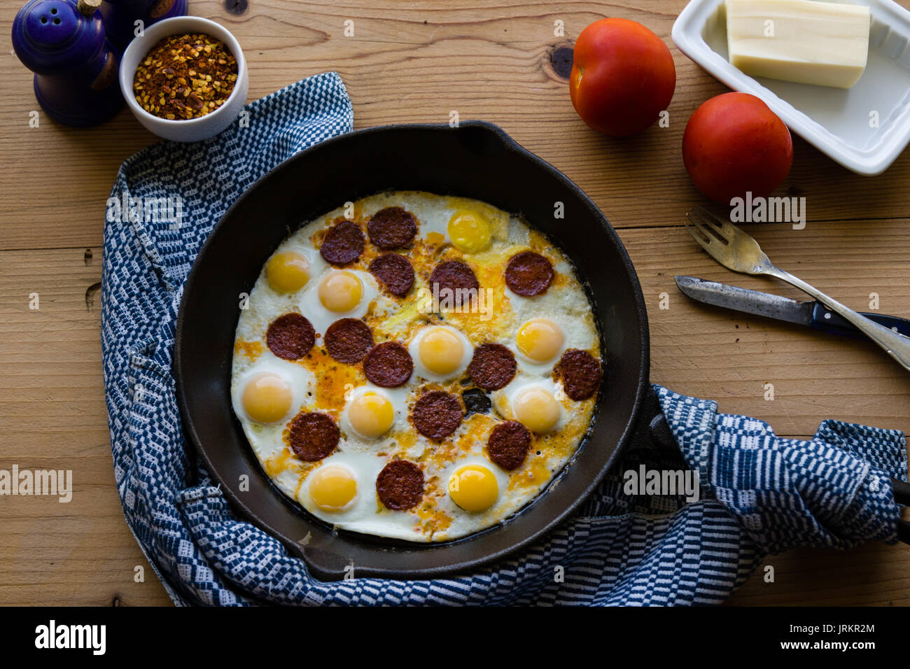 Gebratene Wachtel Eier mit Wurst in Schwarz pan Stockfoto