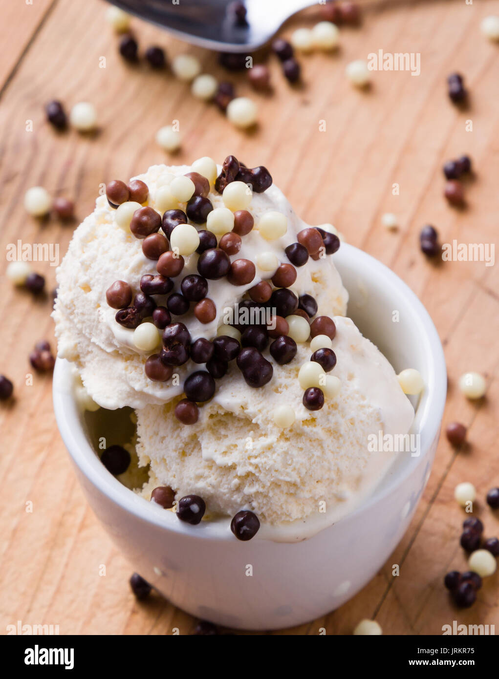 Cremige Vanille Eis mit Schokolade besprüht Stockfoto