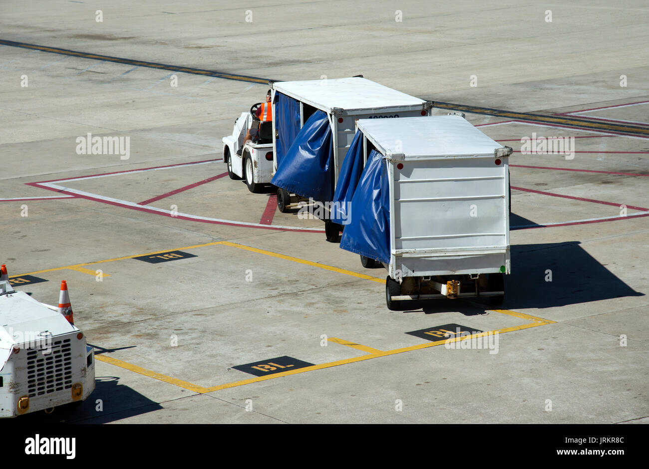 Fluglinie Gepäck Lkw auf einem Flughafen Schürze Stockfoto