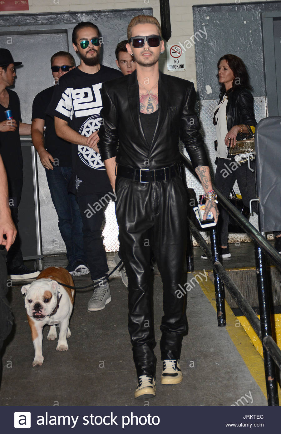 Bill Kaulitz mit Hund Pumba. DeutschrockBand Tokio Hotel geben Sie die