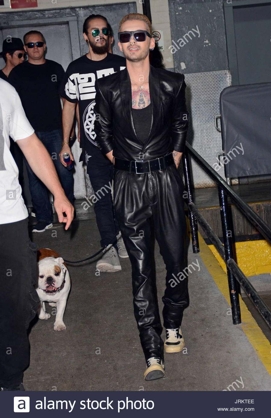 Bill Kaulitz mit Hund Pumba. DeutschrockBand Tokio Hotel geben Sie die