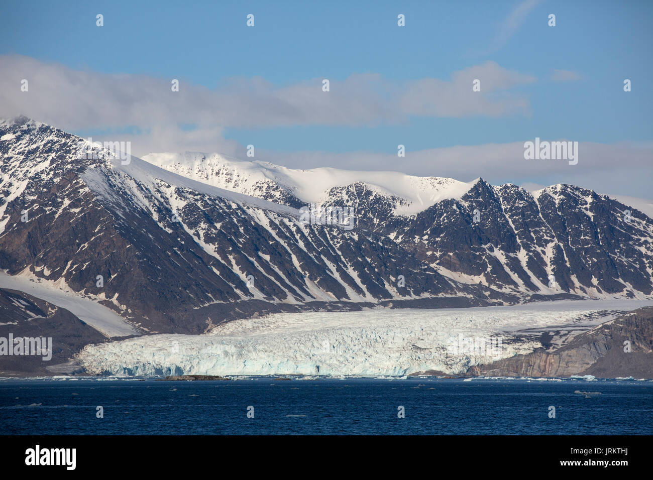 Kronebreen oder Krone Gletscher und schneebedeckte Berge, Kongsfjord. Im Juni, Spitzbergen, Svalbard, Norwegen genommen Stockfoto