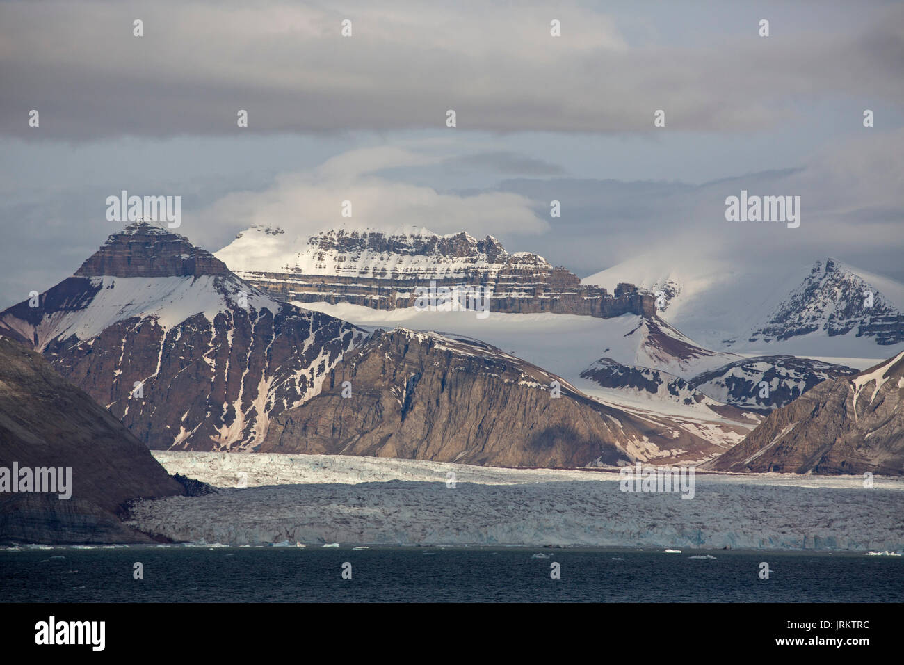 Kronebreen oder Krone Gletscher, Kongsfjord und Schnee bedeckt, pyramidal geformte Berge. Im Juni, Spitzbergen, Svalbard, Norwegen genommen Stockfoto