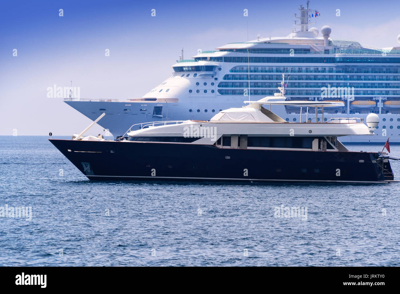 Kreuzfahrt- und Yacht in einem Hafen von Nizza, Frankreich verankert. Stockfoto
