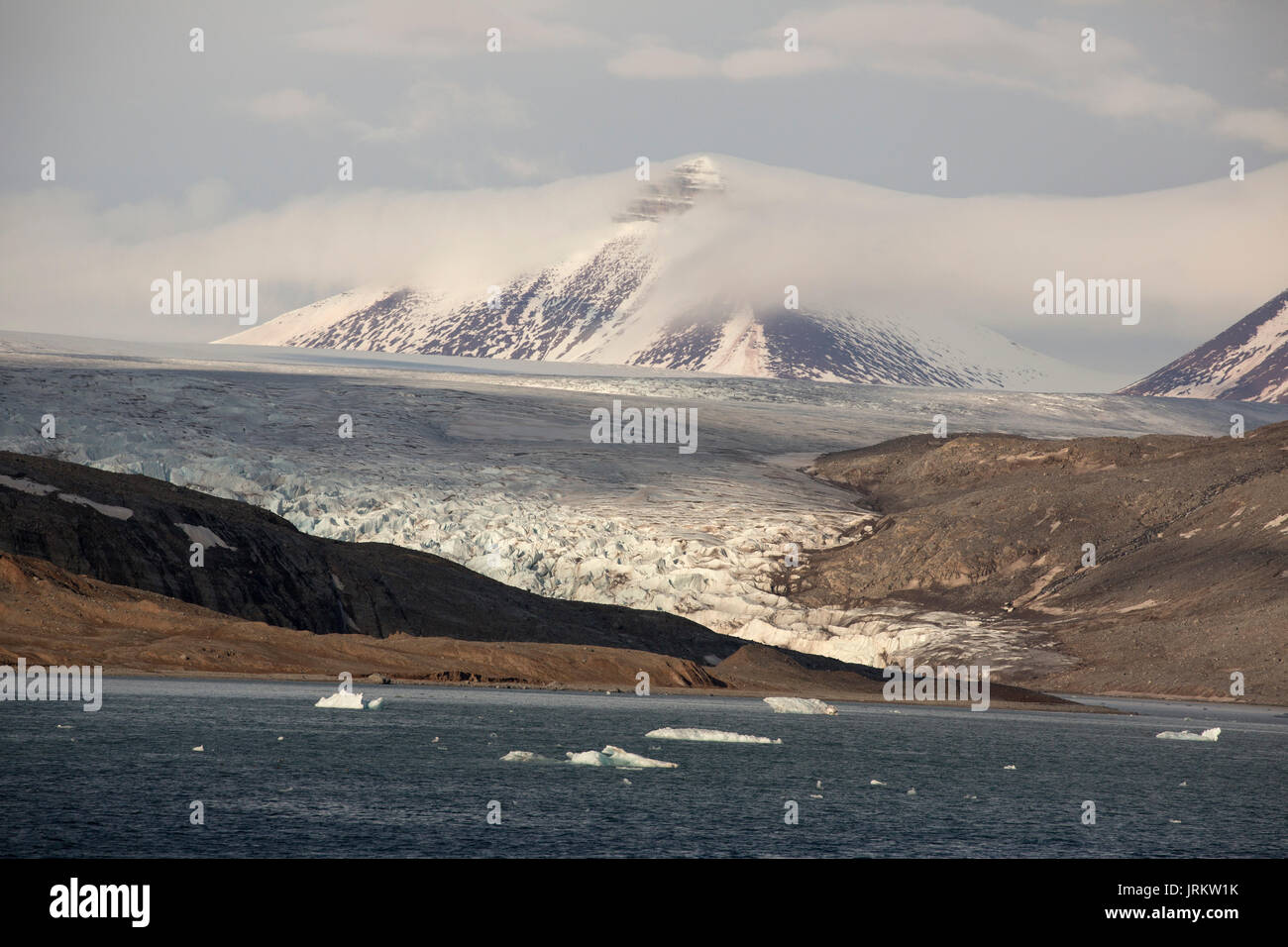 Kronebreen oder Krone Gletscher, Kongsfjord und Schnee bedeckt, pyramidal geformte Berge. Im Juni, Spitzbergen, Svalbard, Norwegen genommen Stockfoto