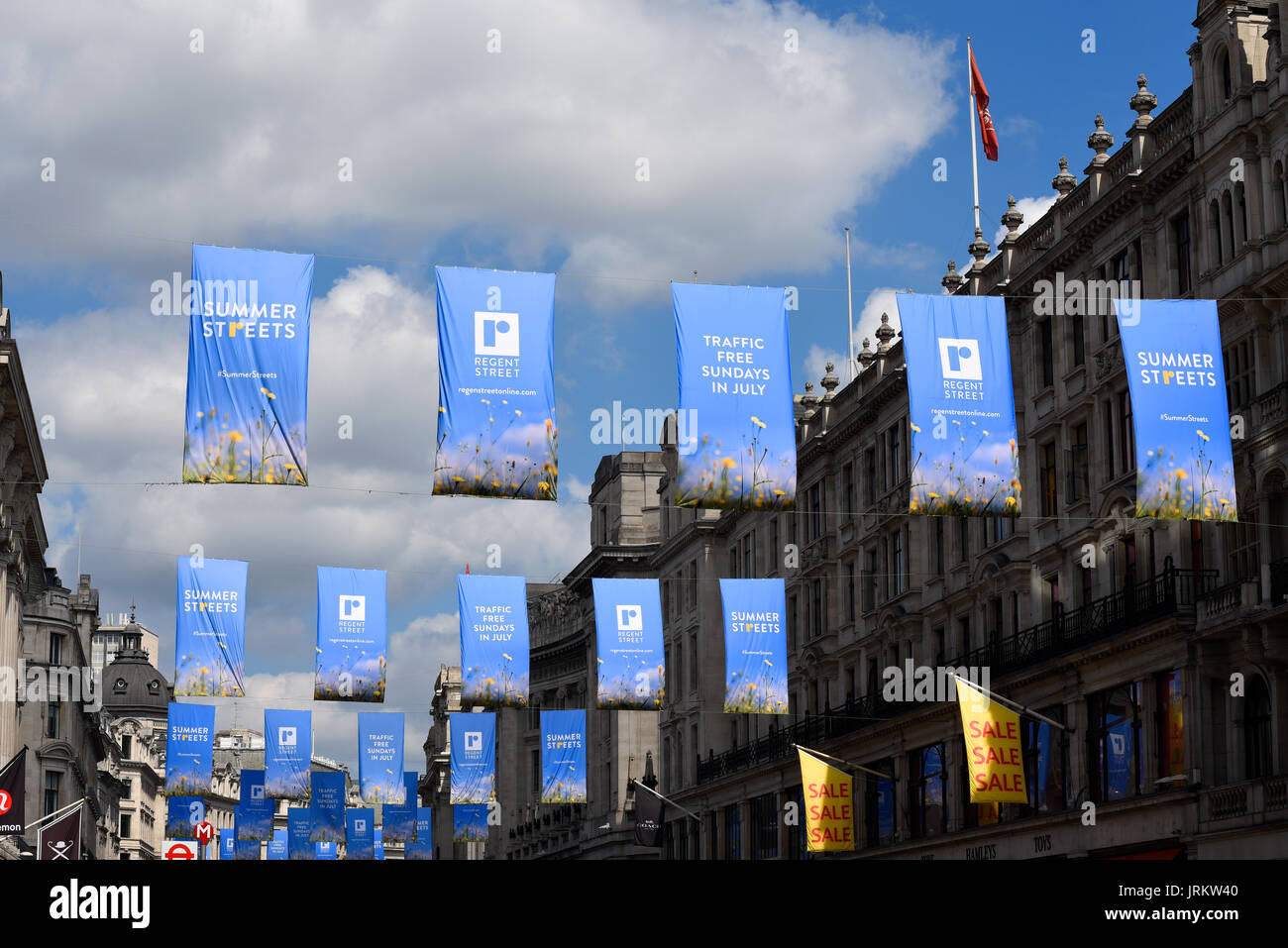 Banner entlang der Regent Street, London, die die verkehrsfreien Sonntage ankündigen Stockfoto