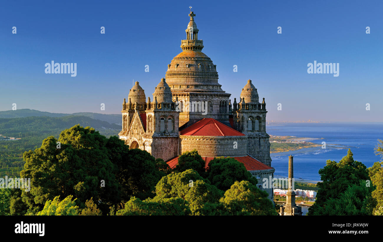 Einzigartig mit Blick auf die Basilica de Santa Luzia, grüne Berge und blaues Meer Stockfoto