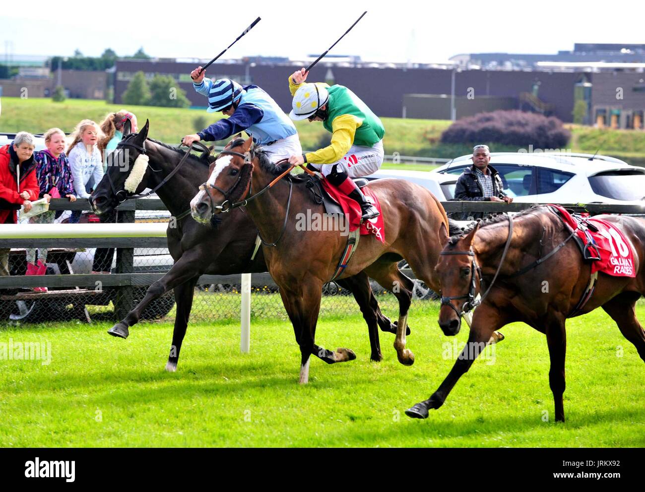 Athenry Boy und Wayne Lordango weitergehen, um Terry Cunningham Memorial Handicap während Super Samstag des Sommerfestivals Galway in Galway Rennbahn zu gewinnen. Stockfoto