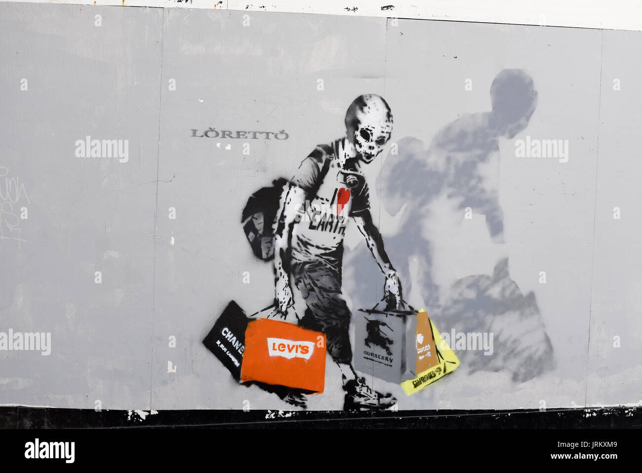 Loretto Street Art. Graffiti-Kunstwerk auf der Regent Street London, das einen Käufer mit vielen Einkaufstaschen und dem ironischen „I Love Earth“-Schriftzug darstellt Stockfoto