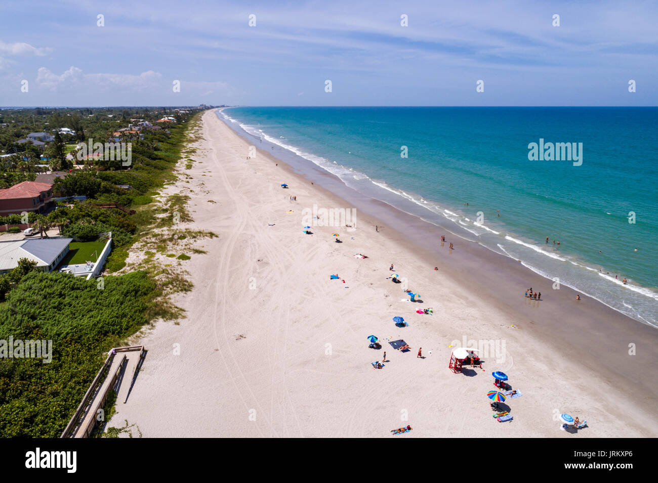 Florida, Melbourne Beach, Ocean Park, Atlantischer Ozean, Sand, Luftaufnahme von oben, Sonnenanbeter, Häuser am Strand, FL170728d27 Stockfoto