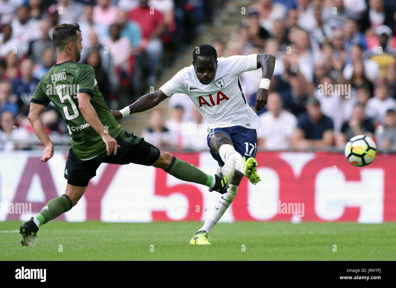 Tottenham Hotspurs Moussa Sissoko (rechts) hat einen Schuss auf das Tor, die die Post während der Vorsaison Freundschaftsspiel im Wembley Stadium, London trifft. Stockfoto
