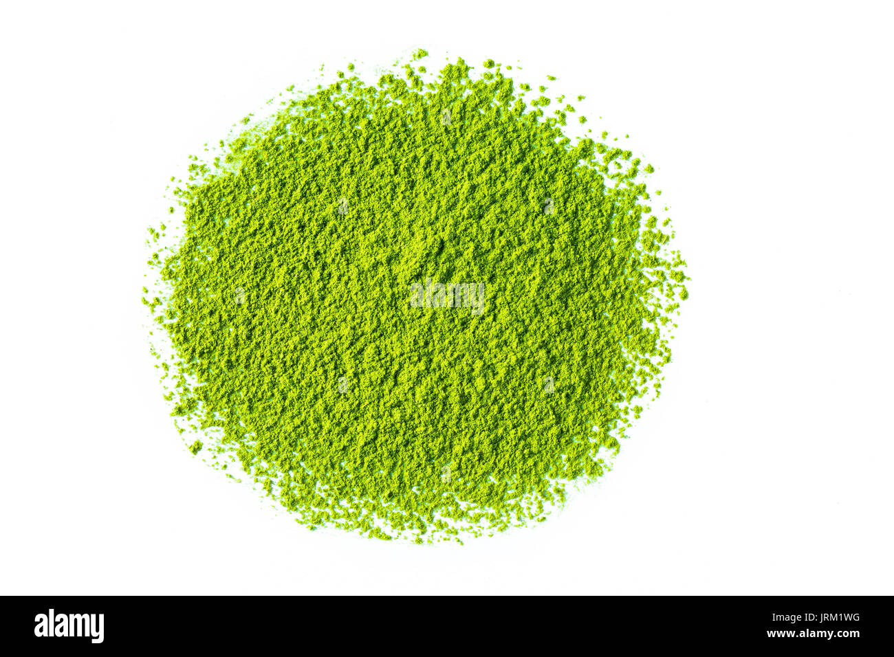 Haufen Matcha Grüntee Pulver auf weißem Hintergrund, Ansicht von oben. Stockfoto