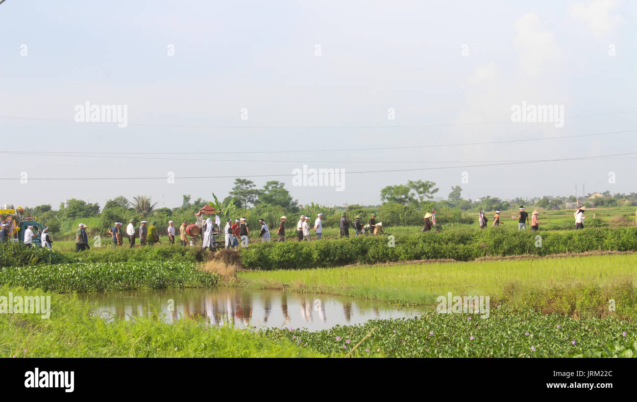 HAI DUONG, VIETNAM, Juli, 20: Gruppe Menschen die Beerdigung in Vietnam an Juli 20, 2014 in Hai Duong, Vietnam. Stockfoto