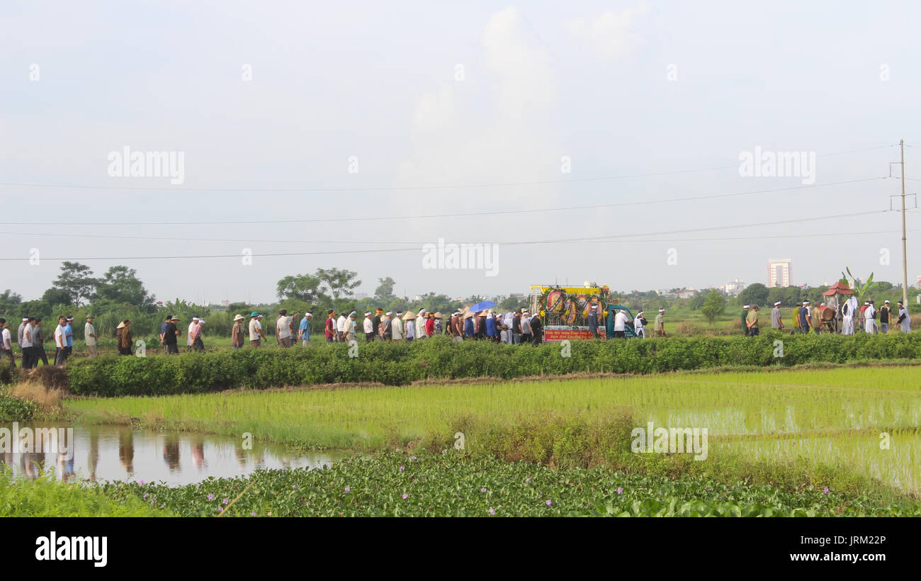 HAI DUONG, VIETNAM, Juli, 20: Gruppe Menschen die Beerdigung in Vietnam an Juli 20, 2014 in Hai Duong, Vietnam. Stockfoto