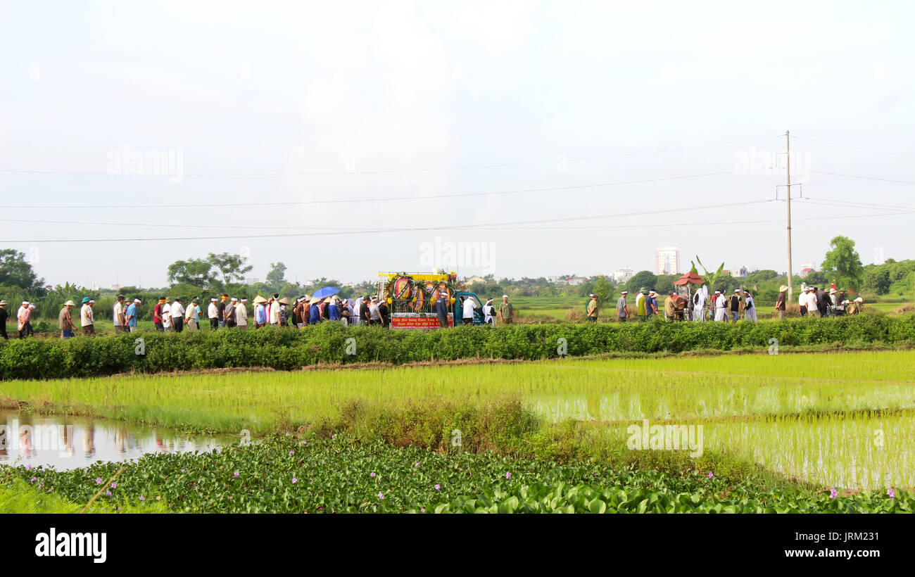 HAI DUONG, VIETNAM, Juli, 20: Gruppe Menschen die Beerdigung in Vietnam an Juli 20, 2014 in Hai Duong, Vietnam. Stockfoto