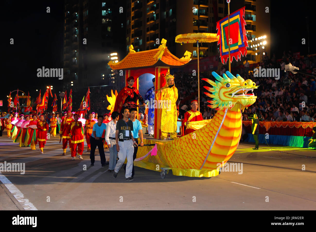 HAI DUONG, VIETNAM, APRIL, 30.: Nicht identifizierte Personen beteiligen sich an Karneval Halong am April 30, 2014 in Halong, Quang Ninh. Dies ist die Eröffnung Aktivitäten Stockfoto