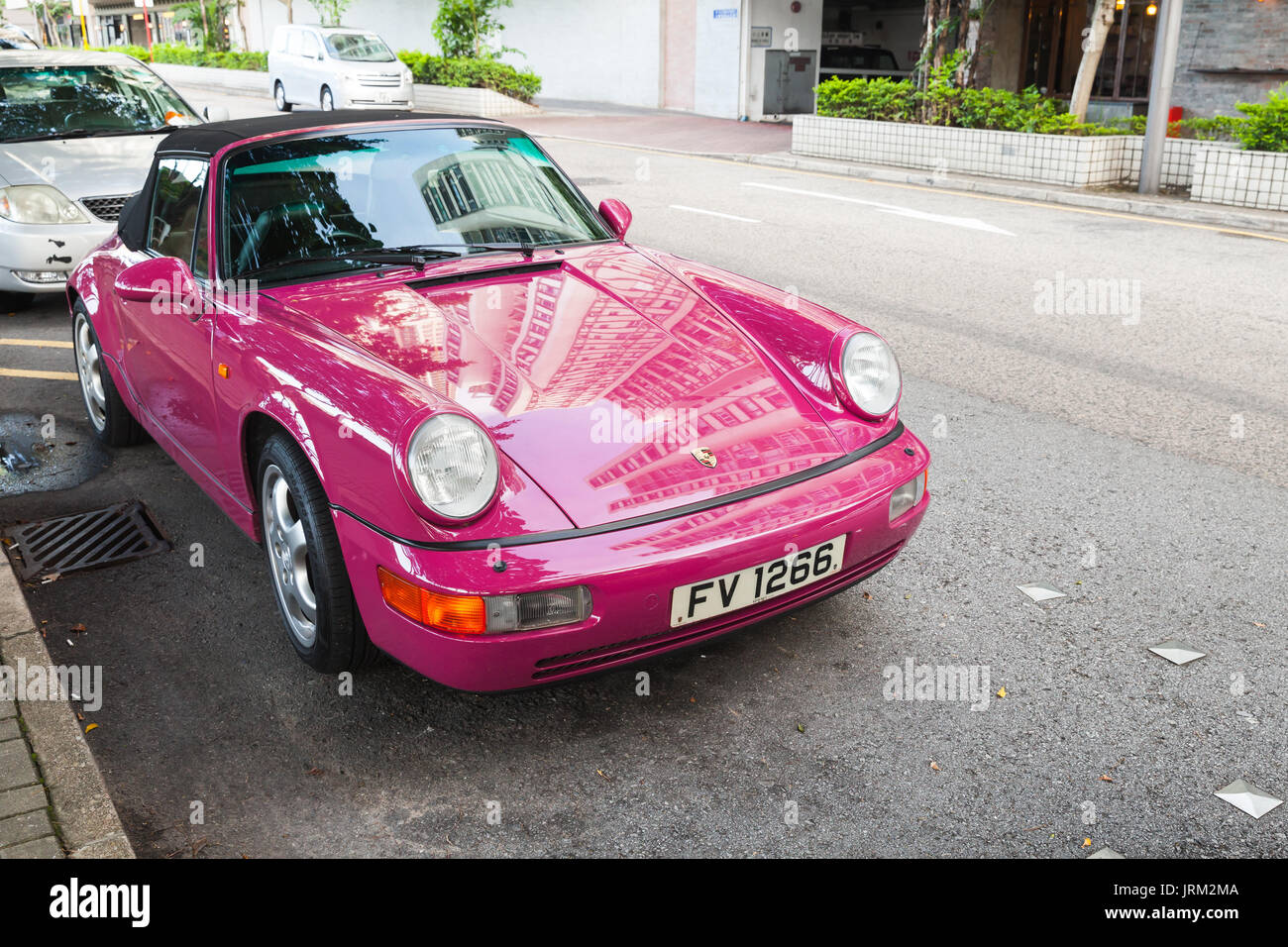 Hongkong - Juli 10, 2017: Rosa Porsche 964 Carrera 2 Cabriolet, klassischen deutschen Sportwagen steht auf der Straße in Hong Kong City Stockfoto Hongkong - Juli 10, 2017: Rosa Porsche 964 Carrera 2 Cabriolet, klassischen deutschen Sportwagen steht auf der Straße in Hong Kong City Stockfoto