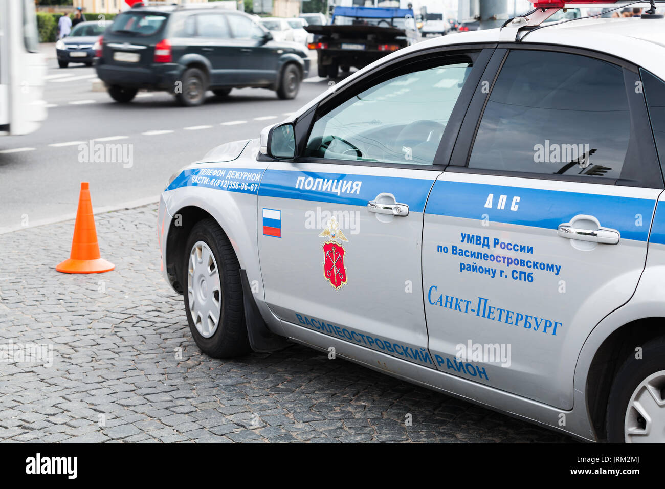 St. Petersburg, Russland - 28. Juli 2017: Russische Verkehrspolizei Auto mit Sankt-petersburg Stadtwappen von Arm- und Kontaktinformationen an der Tür Stockfoto